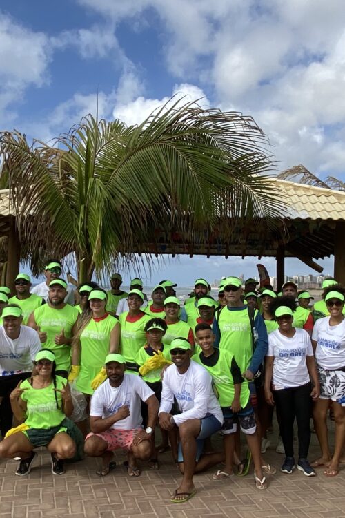Voluntários durante o mutirão de limpeza de praias com a estreia do Guardi-19